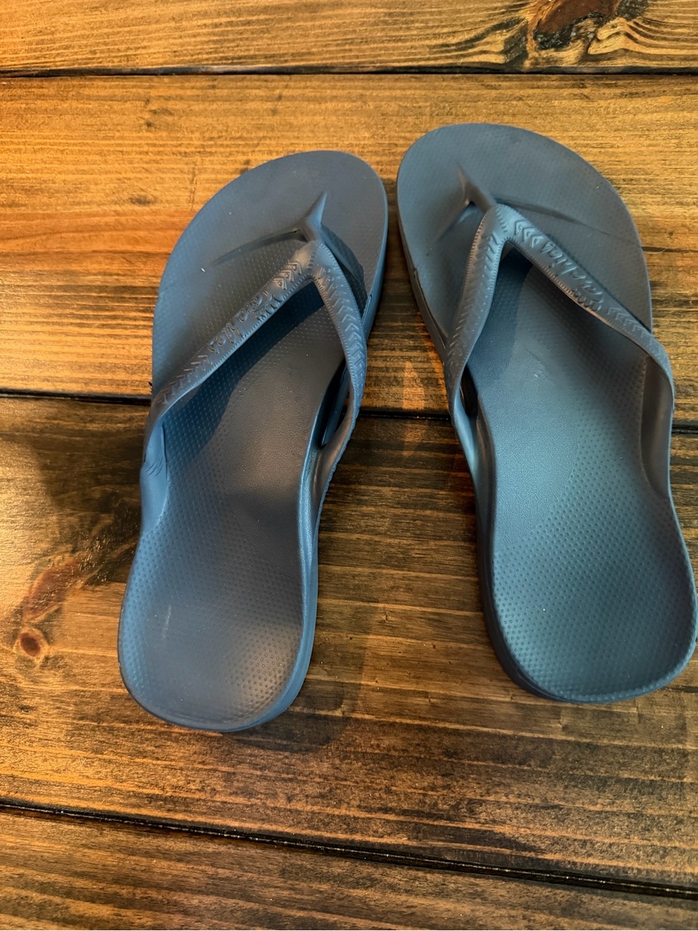 Women’s Archies Navy Blue Flip Flop Sandals - Comfortable, size 8, EUC